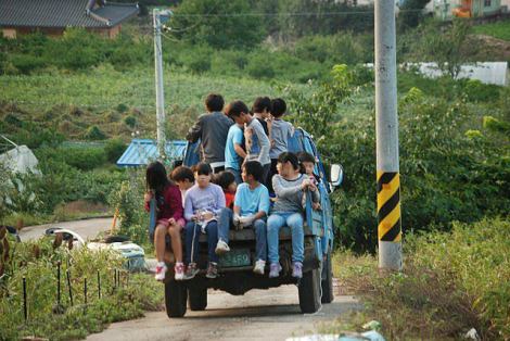 The main point of Handemy's education is "play." After school, the elementary level students do different activities. 
