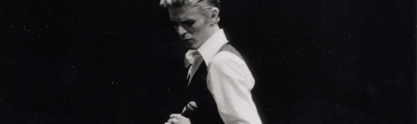 David Bowie, O'Keefe Center, Toronto, 1976. Copyright: Jean-Luc Ourlin. flickr.com/photos/jlacpo/7085740 - CC BY-SA 2.0 creativecommons.org/licenses/by-sa/2.0/ Edited.