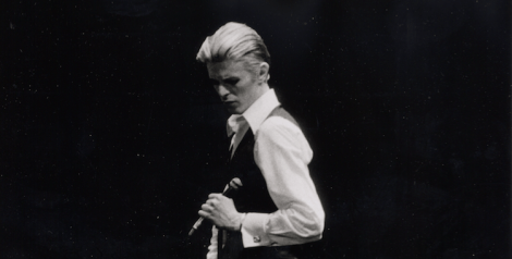 David Bowie, O'Keefe Center, Toronto, 1976. Copyright: Jean-Luc Ourlin. flickr.com/photos/jlacpo/7085740 - CC BY-SA 2.0 creativecommons.org/licenses/by-sa/2.0/ Edited.